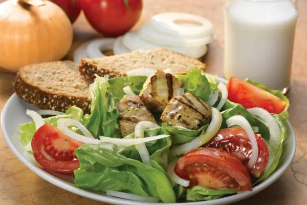 Salade van Vidalia-ui en tomaat met gegrilde tonijn