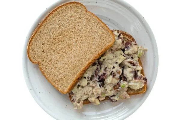 Sandwich met kip-appelsalade