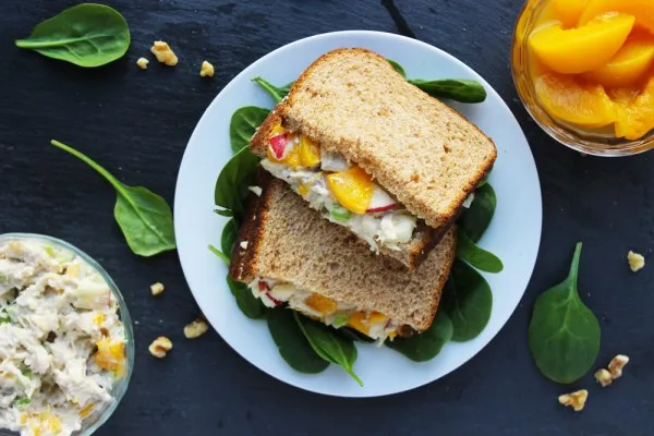 Sandwich met kipsalade en perzik