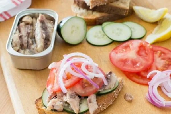 Sandwich met sardines, komkommer en tomaat