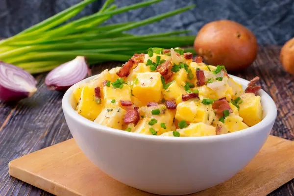 Snelle gepofte-aardappelsalade