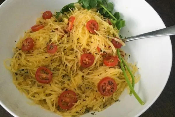Spaghettipompoen met tomaat, basilicum en parmezaanse kaas
