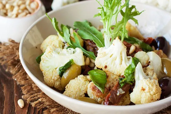 Stevige groentesalade met kruidendressing
