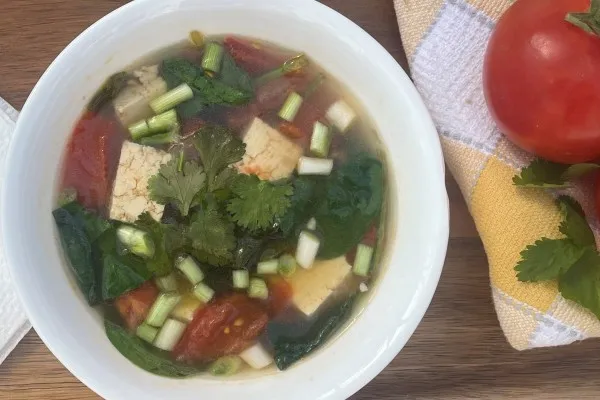Tofu-, tomaten- en spinaziesoep