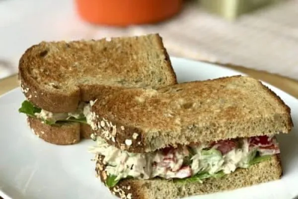 Tonijn-groentesandwich voor de picknick