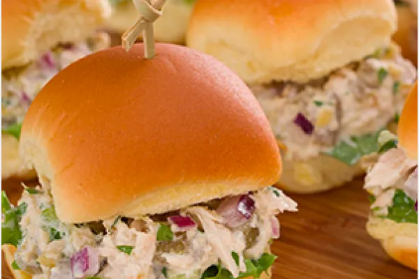 Tonijnslider met groene chilipepers