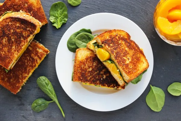 Tosti met kaas en perzik