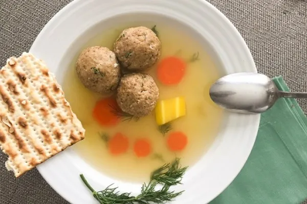 Vegetarische matzeballensoep
