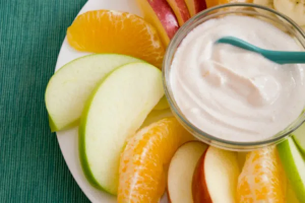 Vers fruit met kaneelyoghurtdip