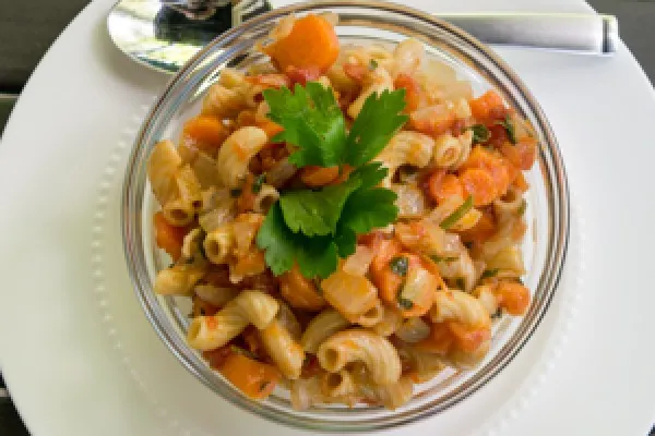 Wortel met tomaat en macaroni