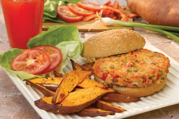 Zalmburgers met ovenfriet van zoete aardappel