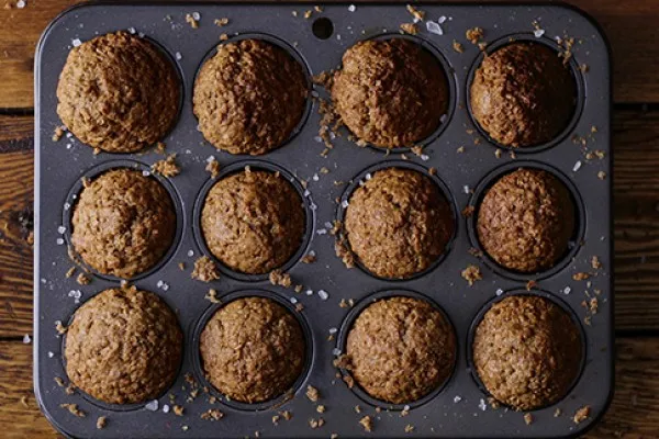 Zemelenmuffins met rozijnen