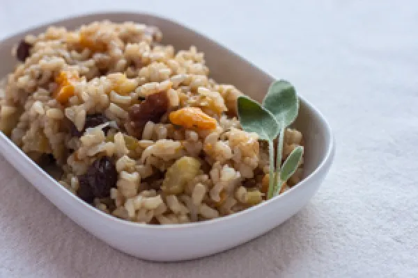 Zilvervliesrijstpilaf met salie, walnoten en gedroogd fruit