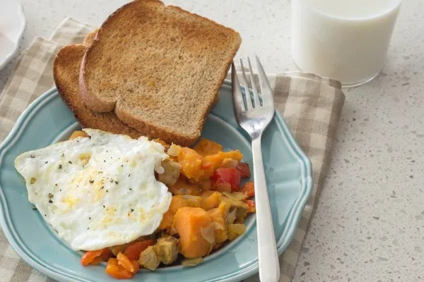 Zoete aardappelhash met ei