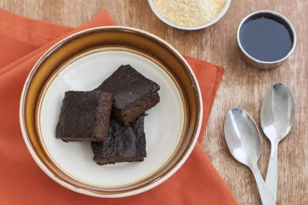 Zoete maïsmeelpudding met gember en kaneel